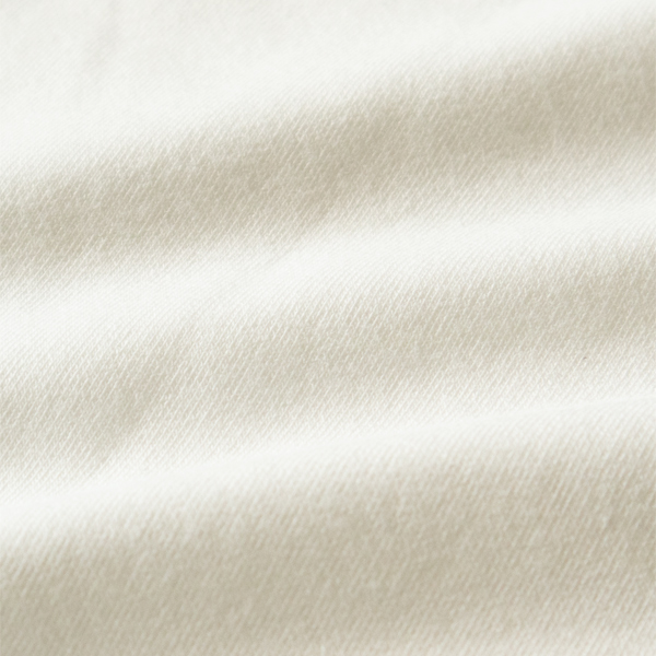 太陽の光や蛍光灯に反応して蓄熱保温することで一枚でも非常に暖かい生地です(JW)