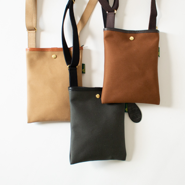 左からKHAKI、CHARCOAL、HAZELNUT。