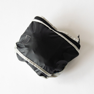フロントポケットをひっくり返して小さくまとめられます(BLACK) フロントポケットをひっくり返して小さくまとめられます(BLACK)
