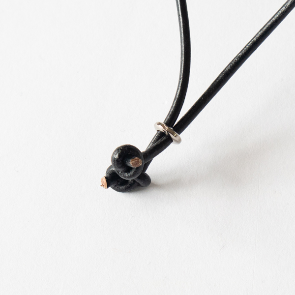 アクセントとなった牛革の顎ひも(Black)