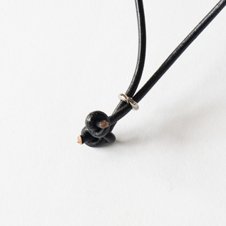 アクセントとなった牛革の顎ひも(Black) アクセントとなった牛革の顎ひも(Black)