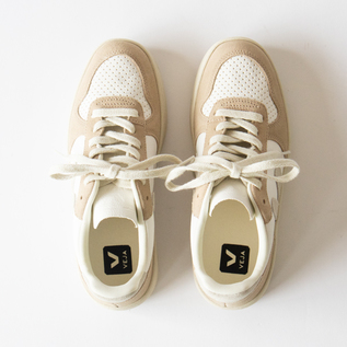 新品未使用品　ベネシュスニーカー２２３WH   22.５cm 新品未使用品 ベネシュスニーカー223WH 22.5cm