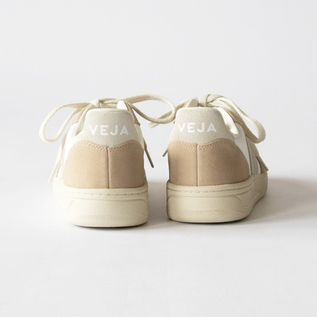 スニーカー V-10 EXTRA-WHITE NATURAL SAHARA／VEJA（ベジャ）｜愛着を