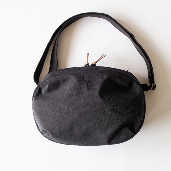 FUKUI SIWAナイロンボディバッグ M（DARK GREY））