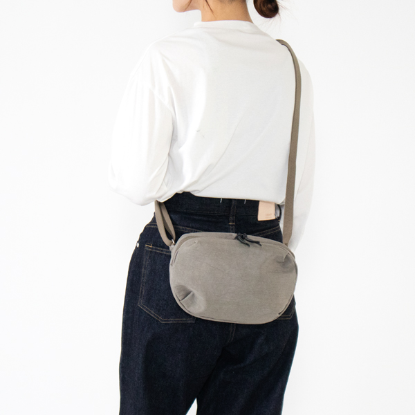 GREIGE、身長：162cm。ストラップを長くすればショルダーバッグのようにも持てます。