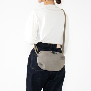 GREIGE、身長:162cm。ストラップを長くすればショルダーバッグのようにも持てます。 GREIGE、身長:162cm。ストラップを長くすればショルダーバッグのようにも持てます。