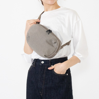 FUKUI SIWAナイロンボディバッグ S／NIZYU KANO（ニジュウカノウ