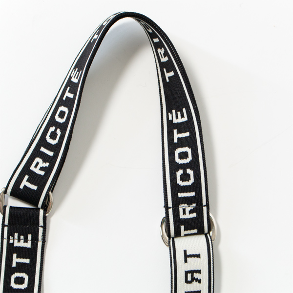 TRICOTEのブランドロゴが装いのアクセントに(LOGO) TRICOTEのブランドロゴが装いのアクセントに(LOGO)