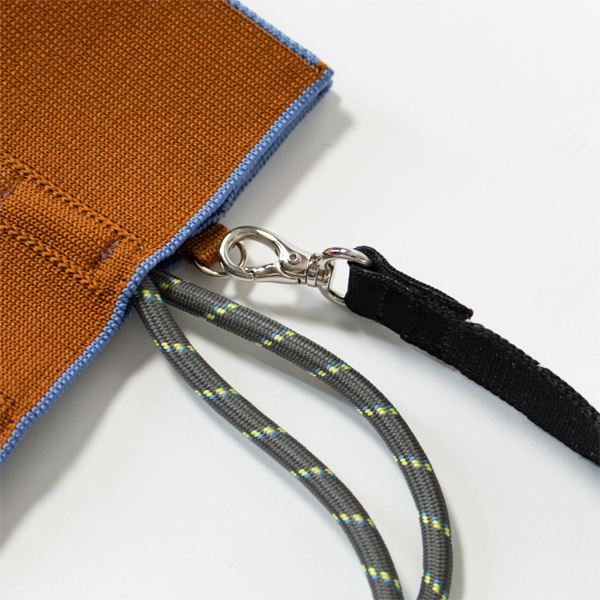 バッグにDカンが付いていればストラップを付けることができます バッグにDカンが付いていればストラップを付けることができます