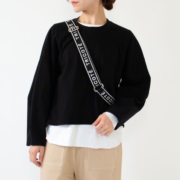 TRICOTEのブランドロゴが装いのアクセントに(LOGO) TRICOTEのブランドロゴが装いのアクセントに(LOGO)