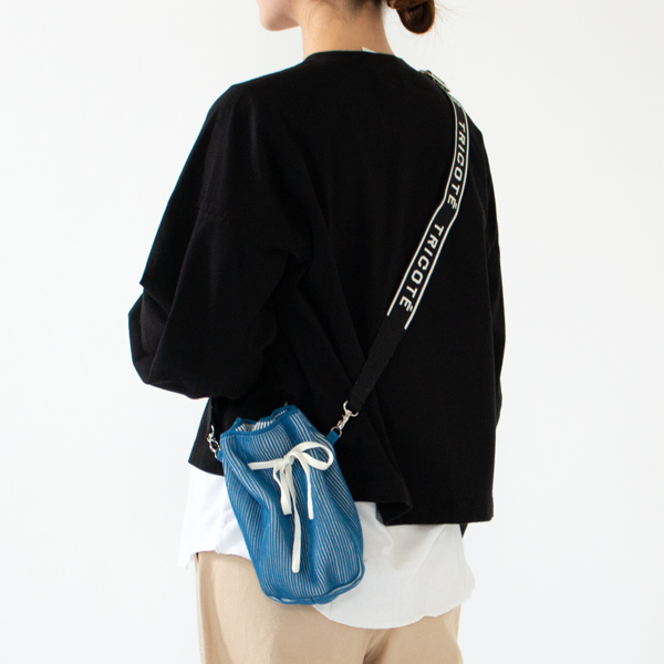 ニット ショルダーストラップの別柄(別売り)と付け替えても(L.BLUE・身長162cm) ニット ショルダーストラップの別柄(別売り)と付け替えても(L.BLUE・身長162cm)