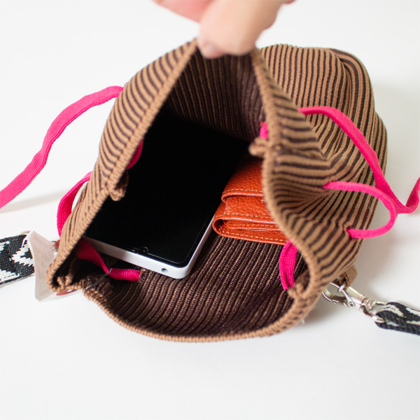 生地に伸縮性があるため、荷物の出し入れがしやすいです(BEIGE) 生地に伸縮性があるため、荷物の出し入れがしやすいです(BEIGE)