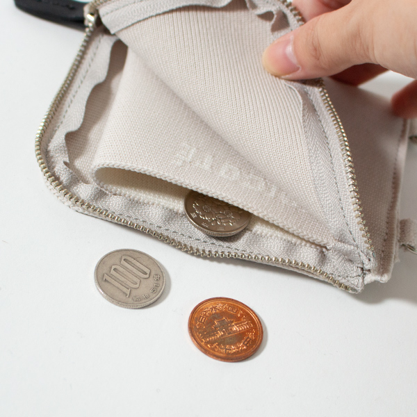 中央のポケット部分をコインケースに(OPTION KNIT WALLET BEIGE) 中央のポケット部分をコインケースに(OPTION KNIT WALLET BEIGE)