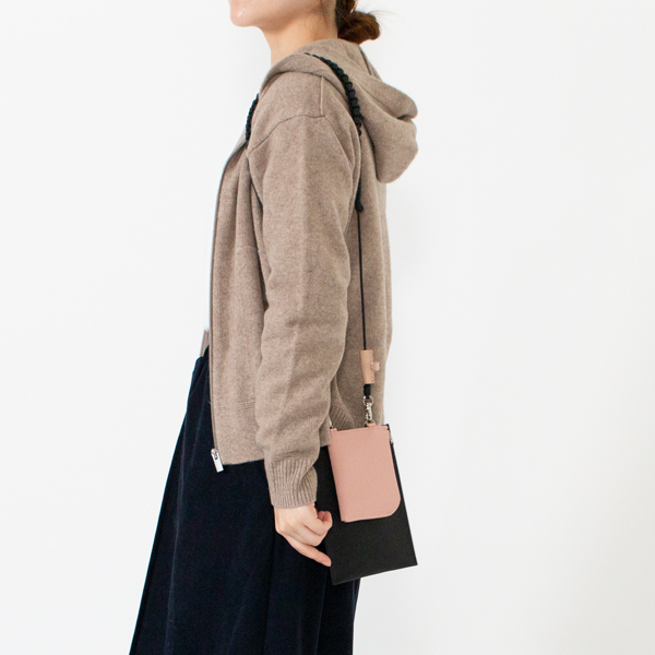 別売りのOPTION KNIT WALLET PINKと組み合わせて(BLACK STRAP/BLACK CASE・身長162cm) 別売りのOPTION KNIT WALLET PINKと組み合わせて(BLACK STRAP/BLACK CASE・身長162cm)