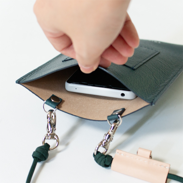 すっぽりとスマホが収まります(GREEN STRAP/GREEN BLUE CASE・身長162cm) すっぽりとスマホが収まります(GREEN STRAP/GREEN BLUE CASE・身長162cm)