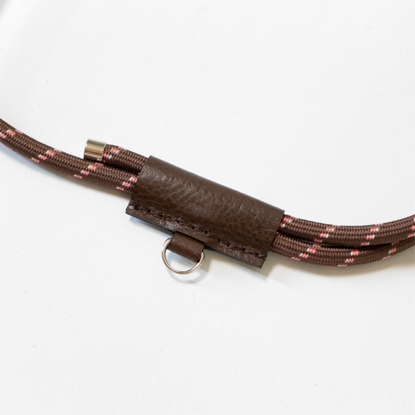 オプションのポーチなどを付けられるDカン(BROWN)