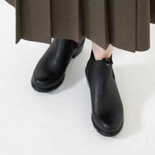 ヒール付きサイドゴアブーツ BS1671009 ブラック／Blundstone