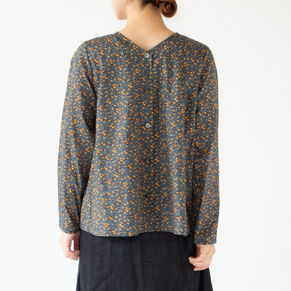 ボタン面はVネック（BROWN）