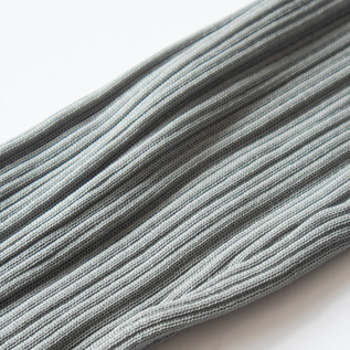 伸縮性のあるリブ編みのレギンス（GRAY）