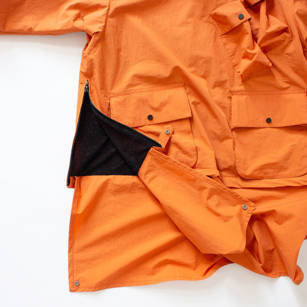 裾を折り畳んでスナップボタンで留める(ORANGE)