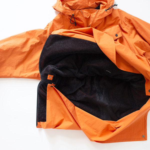 裾を折り畳んでスナップボタンで留める(ORANGE)