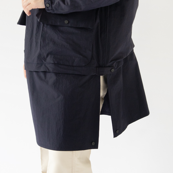 両脇のファスナーでスリット使いにも(NAVY)