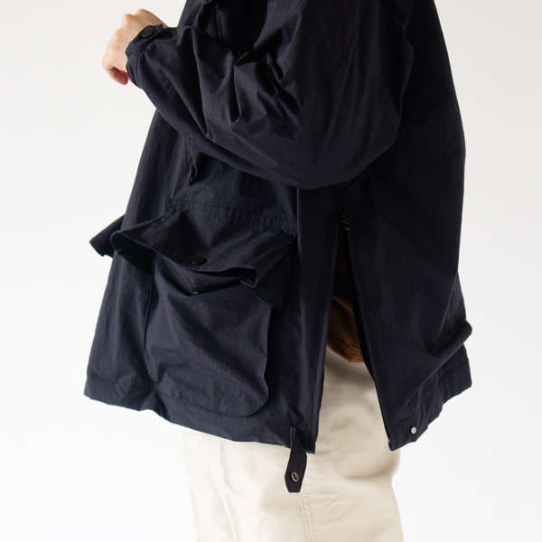 両脇のファスナーでスリット使いにも(NAVY)