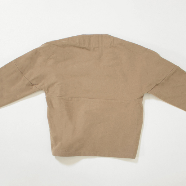 背中側は腕を広げてみると、一つのラインでつながるようになっています(BEIGE)