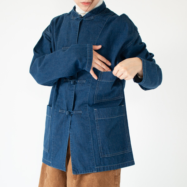 左胸にもポケット付き(身長：162cm、SB SIZE S)