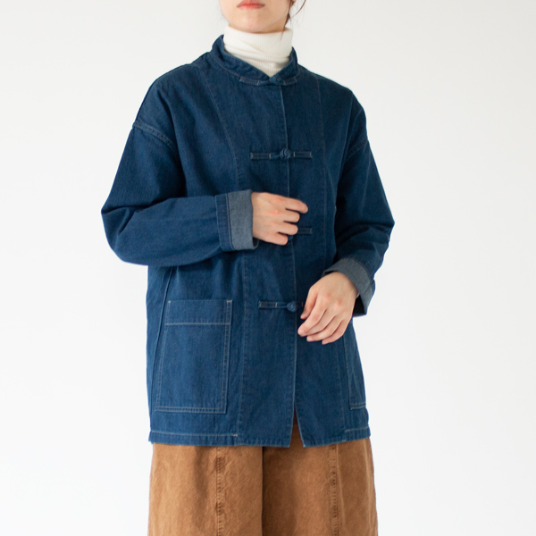 袖口を折り返す着方も可愛らしい(身長：162cm、SB SIZE S)
