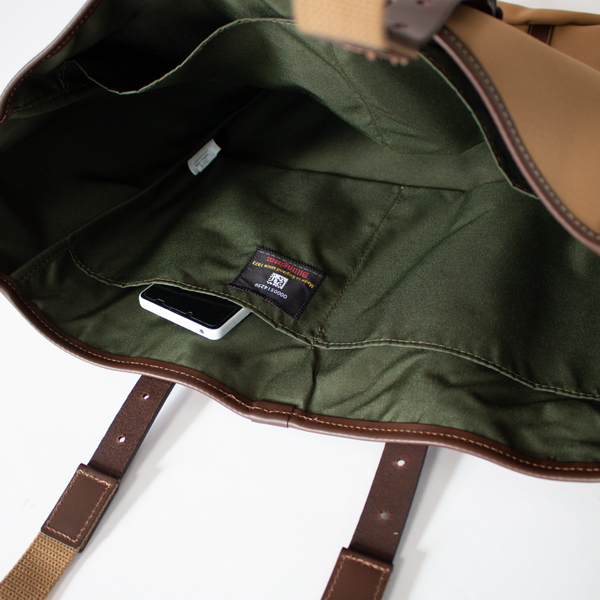 内部に仕切りポケット4つ(KHAKI)