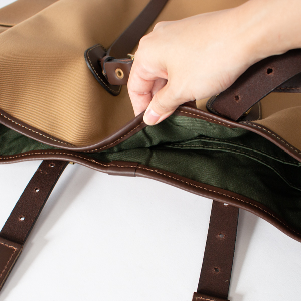 開口部はマグネット開閉式(KHAKI)