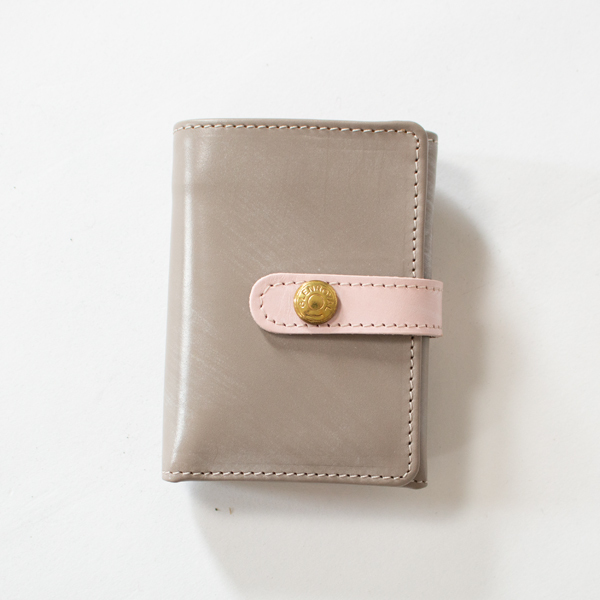三つ折り財布 TRIFOLD S. WALLET W TAB（TAUPExPETAL PINK）