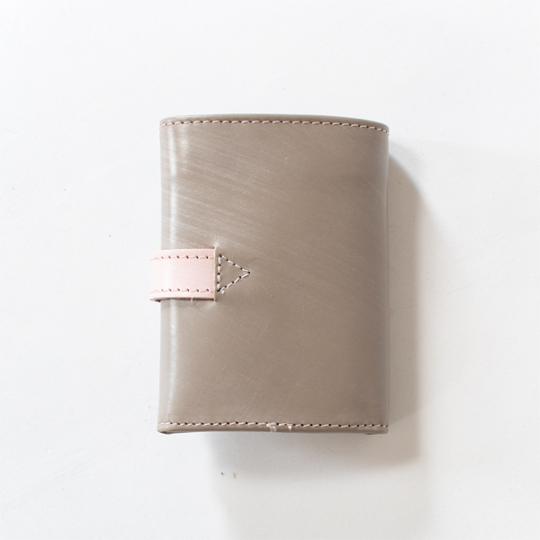 三つ折り財布 TRIFOLD S. WALLET W TAB（TAUPExPETAL PINK）
