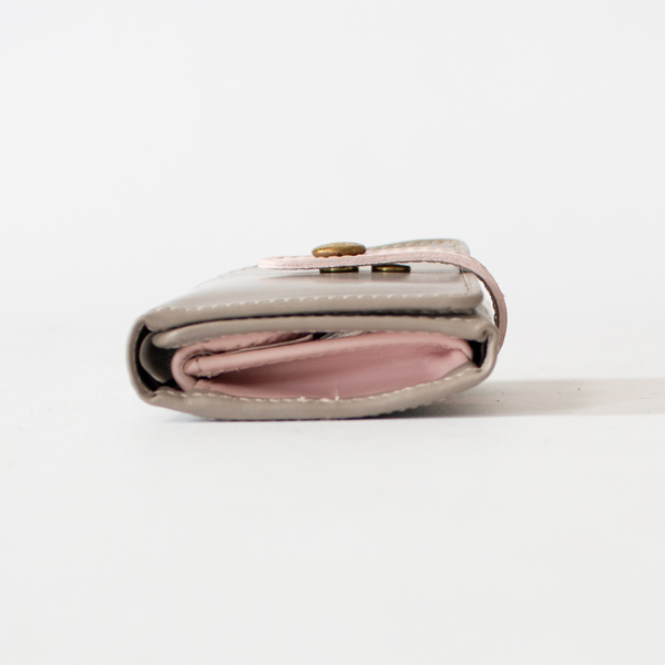 三つ折り財布 TRIFOLD S. WALLET W TAB（TAUPExPETAL PINK）