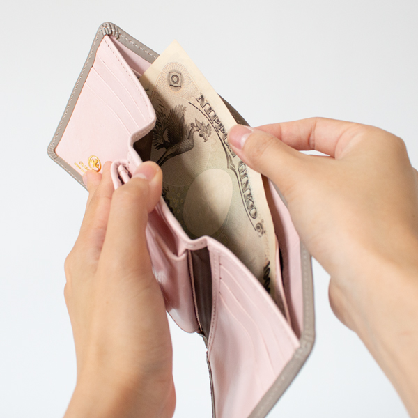 三つ折り財布 TRIFOLD S. WALLET W TAB（TAUPExPETAL PINK）