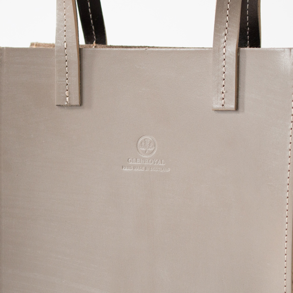 型押しのロゴ(TAUPE)
