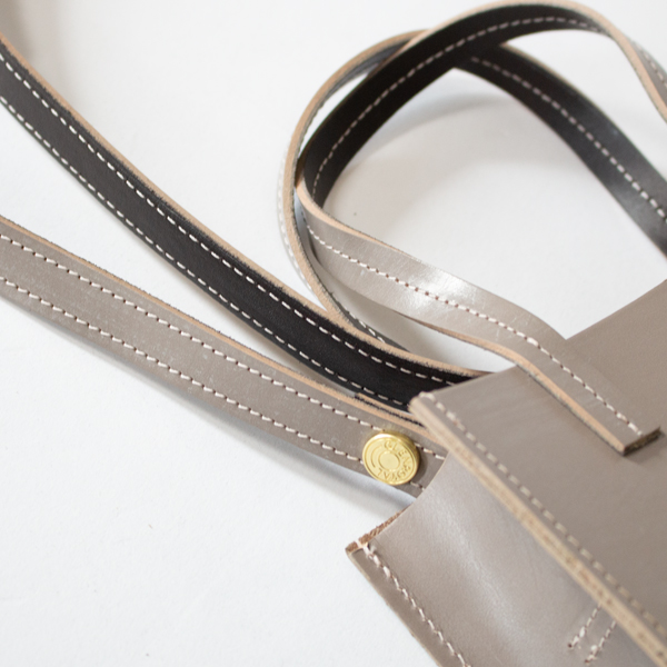 ゴールドの金具で上品に(TAUPE)