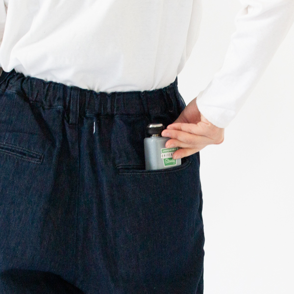 ポケットに入るサイズ感(0.14L ハンマートーンシルバー) ポケットに入るサイズ感(0.14L ハンマートーンシルバー)