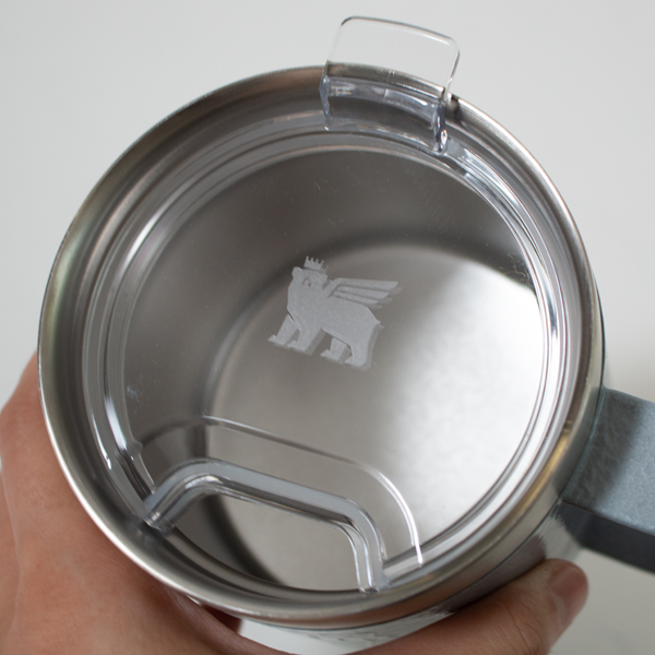 クリアの蓋にはブランドロゴが刻印されています(ハンマートーンシルバー)