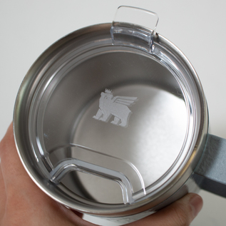 クリアの蓋にはブランドロゴが刻印されています(ハンマートーンシルバー) クリアの蓋にはブランドロゴが刻印されています(ハンマートーンシルバー)