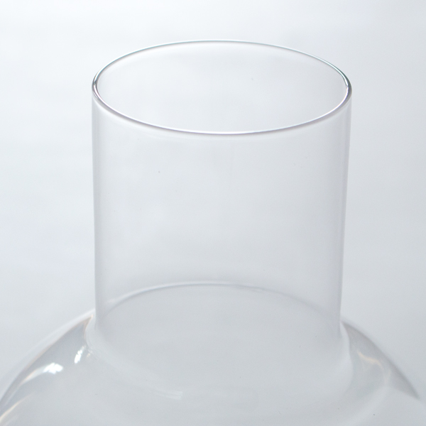 口がコンパクトなので花が広がらず綺麗に生けられます 口がコンパクトなので花が広がらず綺麗に生けられます