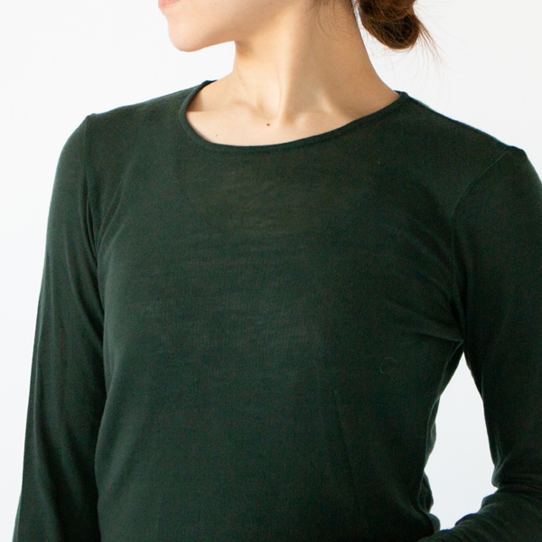 すっきりとした首回り(身長162cm、D.GREEN)