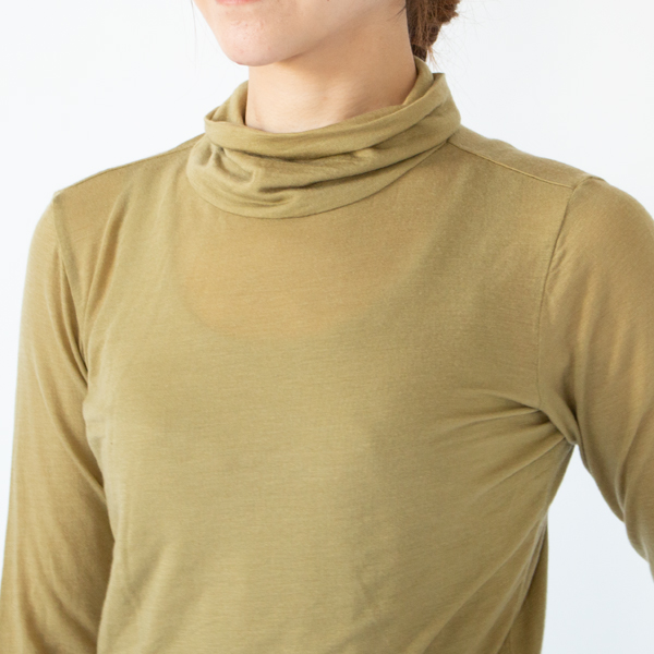 明るいカラーは透け感があります(身長162cm、MUSTARD)