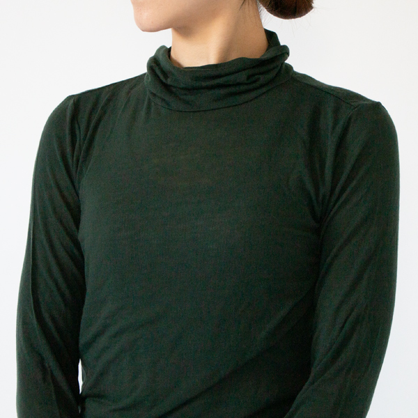 クシュっとさせた衿長めの袖丈(身長162cm、D.GREEN)