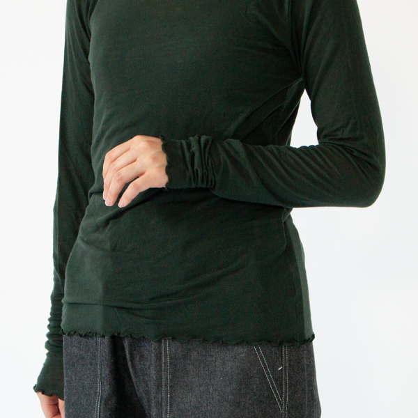 長めの袖丈(身長162cm、D.GREEN)
