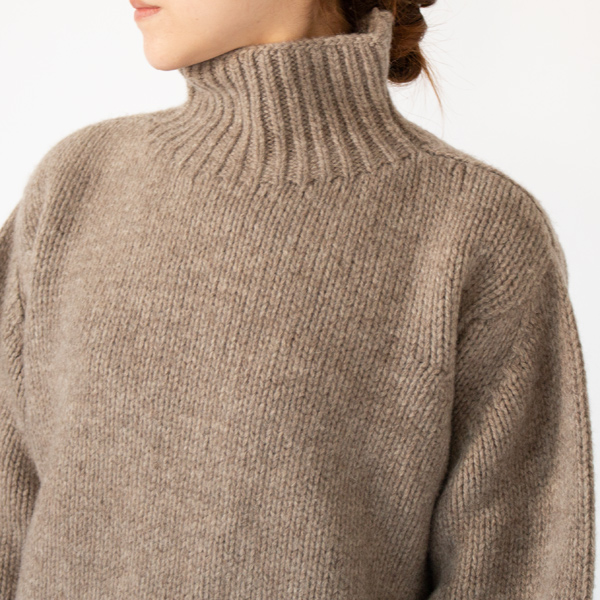 柔らかい糸で自然な体のラインを形成(身長162cm、グレー)