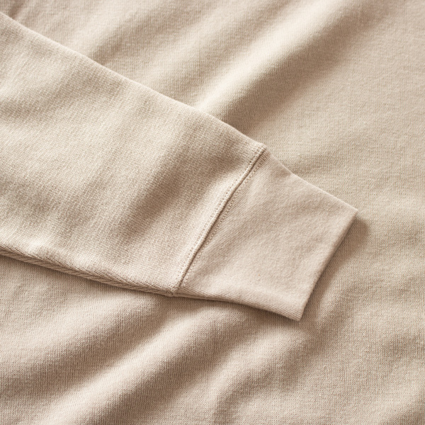 厚手のカットソーでスウェット感覚で着ることができます