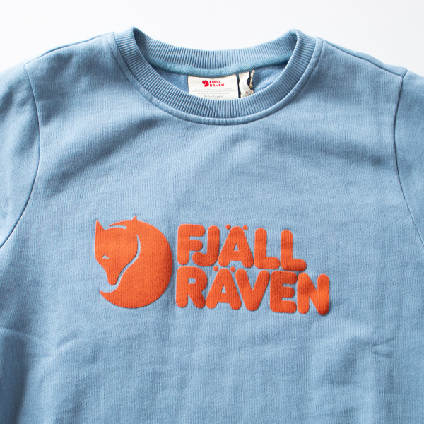 フロントのブランドロゴが印象的(DAWN BLUE M)