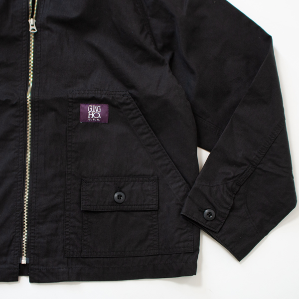 フロントのロゴ、ポケット使いがアクセントに